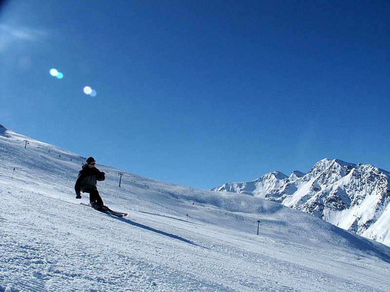 Austria, narty 054.jpg - A to nasza sesja carvingowa na oślej łączce w See. Niestety Gryk miał kartę, na której mieściło się tylko cztery zdjęcia więc proces dokumentowania przy wykorzystaniu palmtopa (słynnej Zenobii) był prawdziwą udręką...